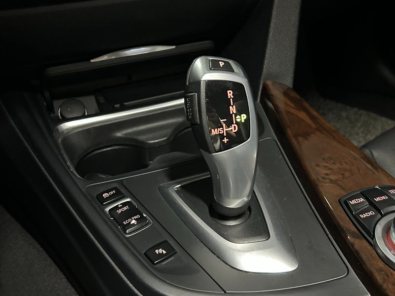 2013 BMW 3 Series 320i photo 13