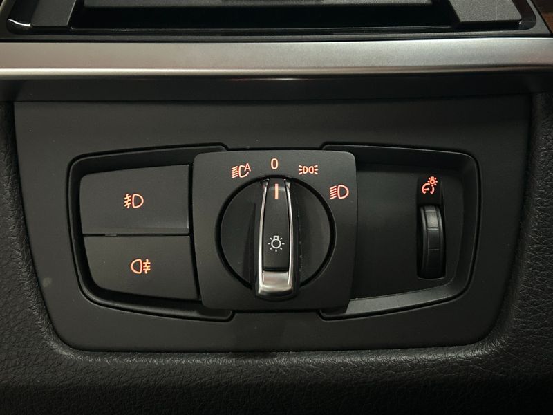 2013 BMW 3 Series 320i photo 17