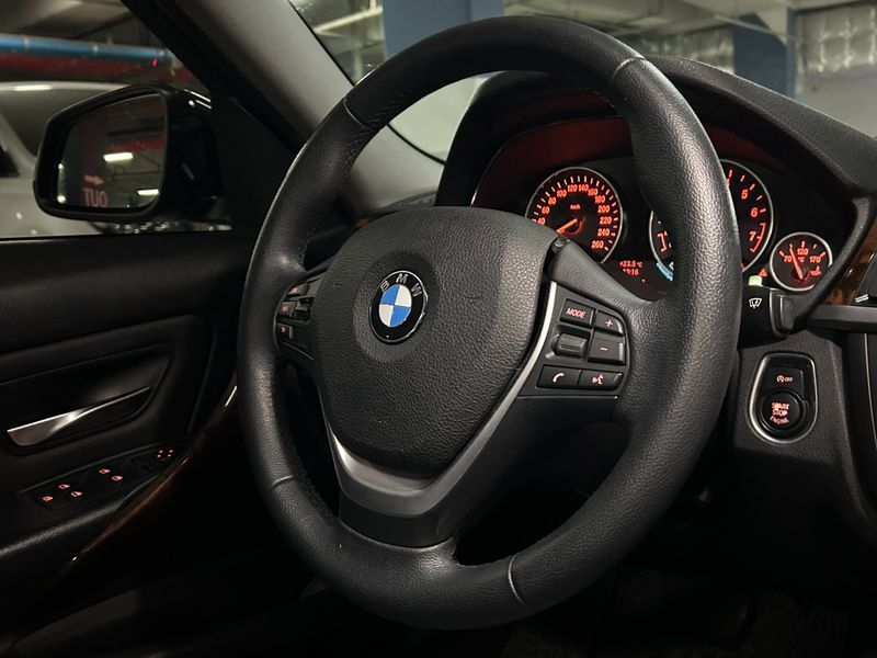 2013 BMW 3 Series 320i photo 18