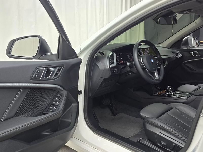 2022 BMW 1 Series 120i Advantage photo 10