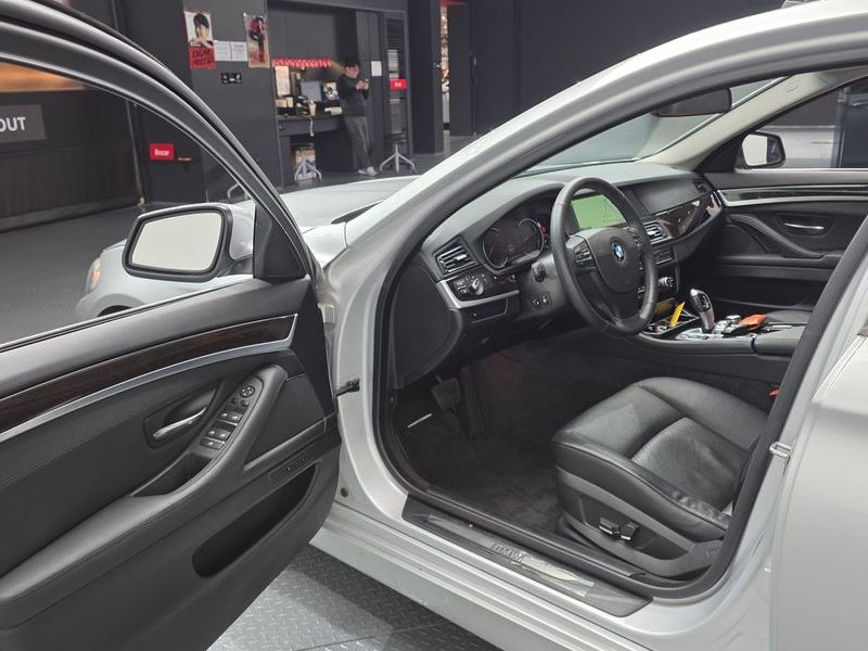 2013 BMW 5 Series 528i photo 11