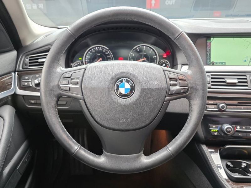 2013 BMW 5 Series 528i photo 13