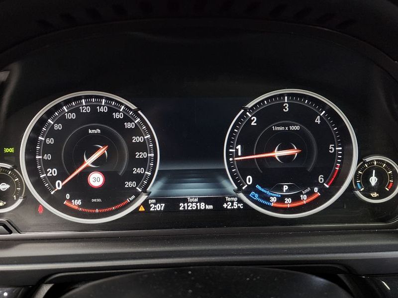 2014 BMW 5 Series 520d photo 8