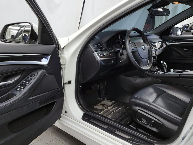 2014 BMW 5 Series 520d photo 10