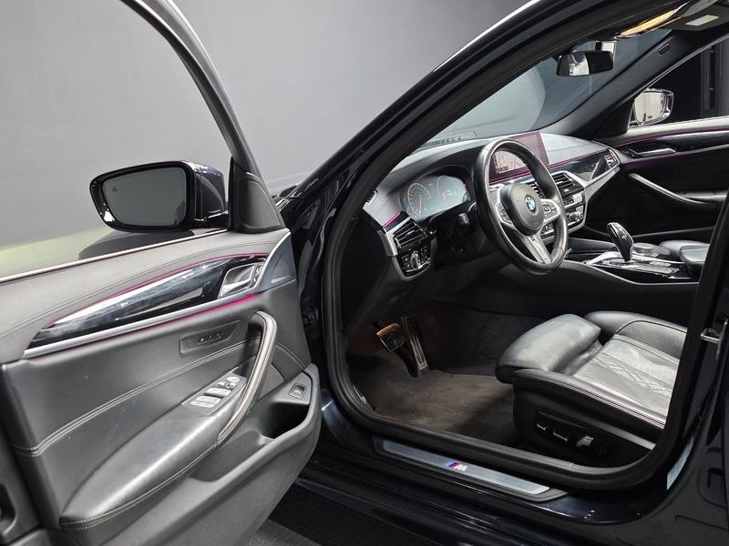 2019 BMW 5 Series 530i xDrive M Sport Package Plus photo 10