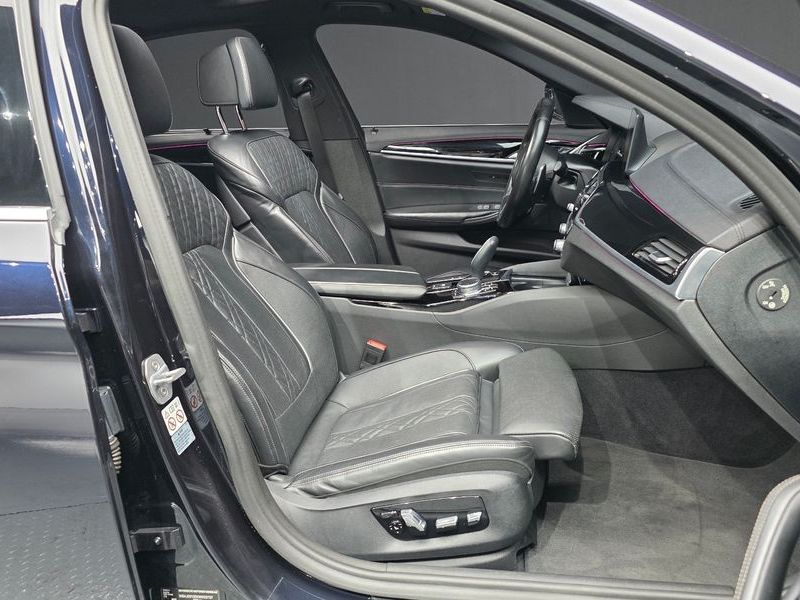 2019 BMW 5 Series 530i xDrive M Sport Package Plus photo 11