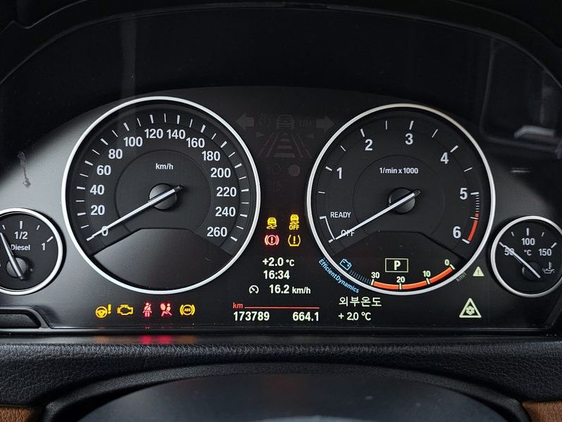 2012 BMW 3 Series 320d Luxury photo 8