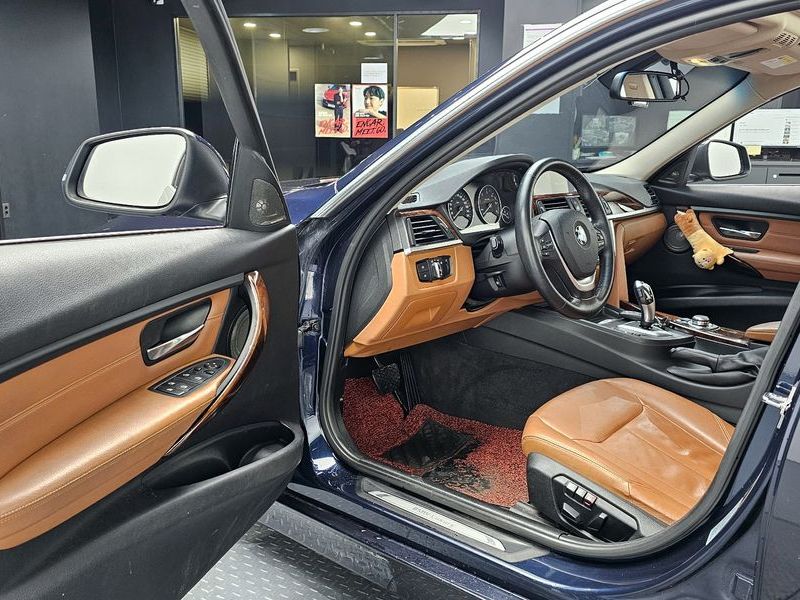 2012 BMW 3 Series 320d Luxury photo 11