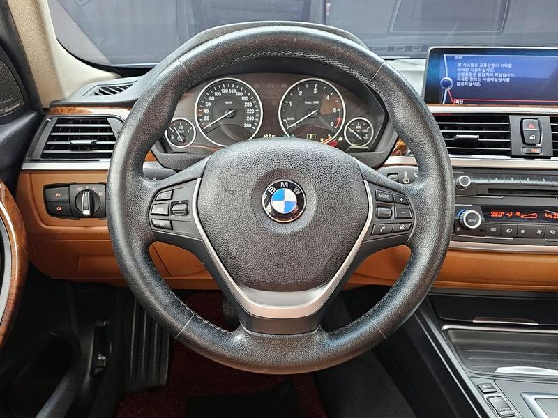 2012 BMW 3 Series 320d Luxury photo 13