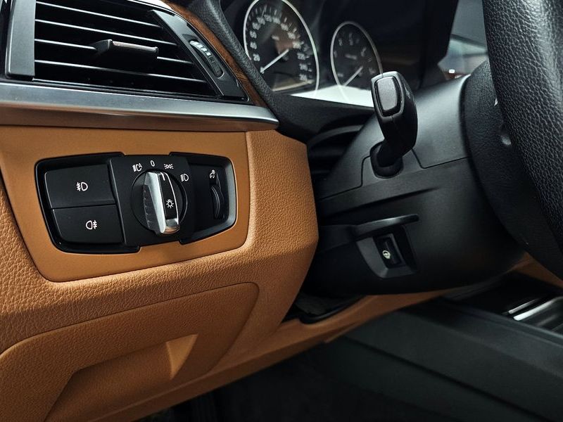 2012 BMW 3 Series 320d Luxury photo 17