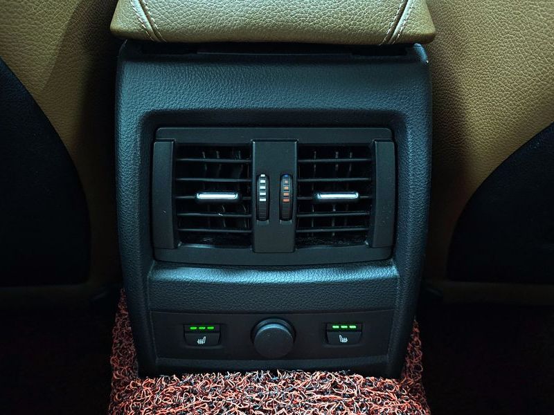 2012 BMW 3 Series 320d Luxury photo 18