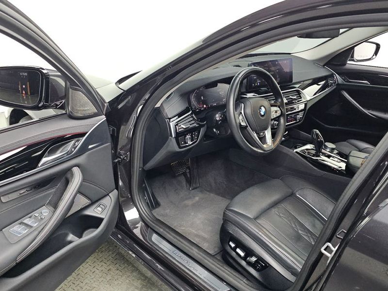 2021 BMW 5 Series 530i xDrive Luxury photo 10