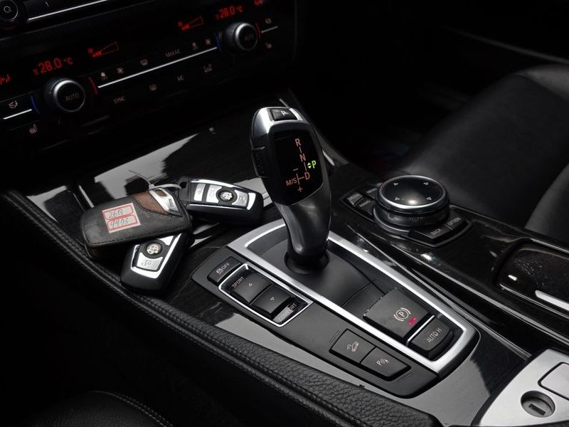 2014 BMW 5 Series 520d xDrive Luxury photo 9
