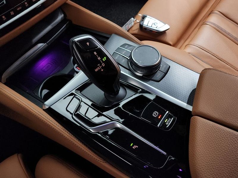 2023 BMW 5 Series 520i M Sport photo 9