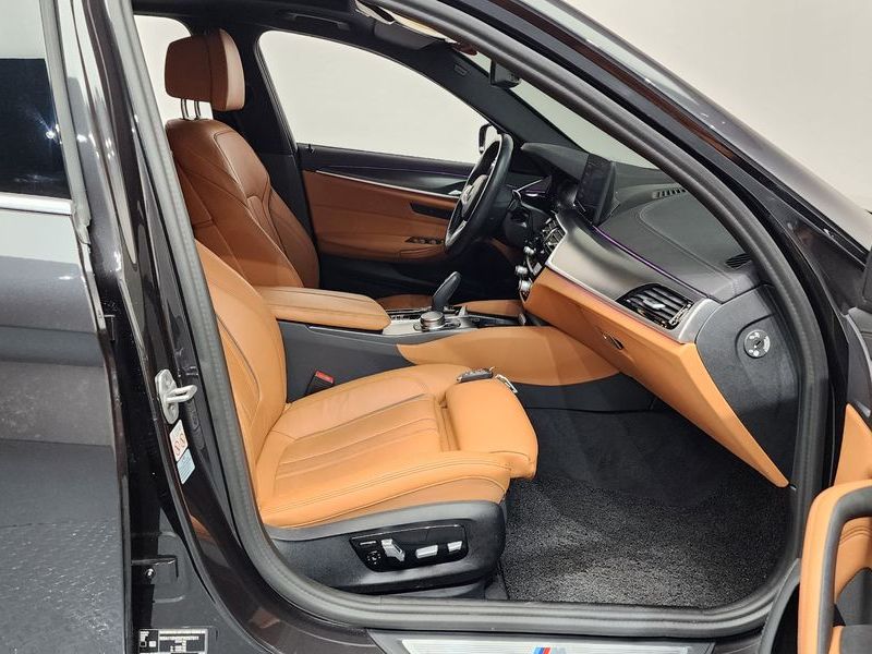 2023 BMW 5 Series 520i M Sport photo 11