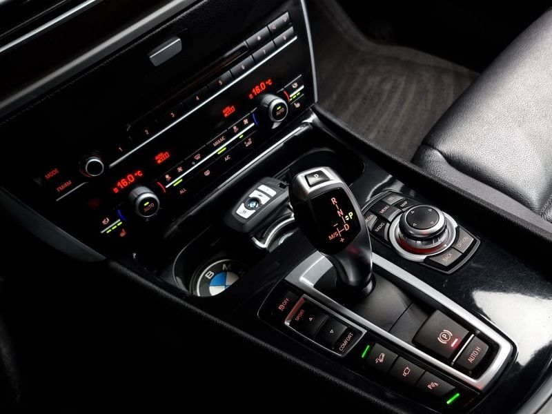 2013 BMW 5 Series GT 30d xDrive photo 9