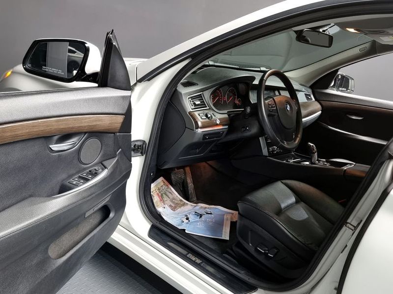 2013 BMW 5 Series GT 30d xDrive photo 11