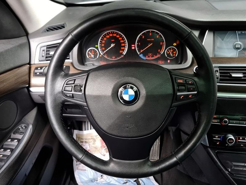 2013 BMW 5 Series GT 30d xDrive photo 13