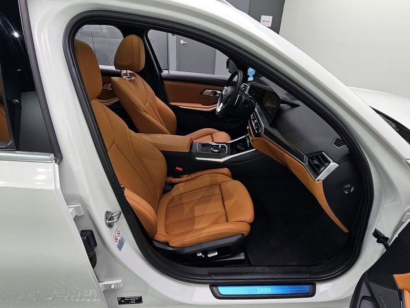 2023 BMW 3 Series 320i Touring photo 12