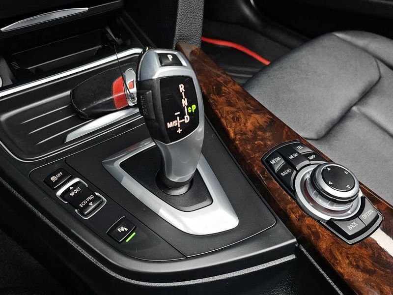 2012 BMW 3 Series 320d photo 9