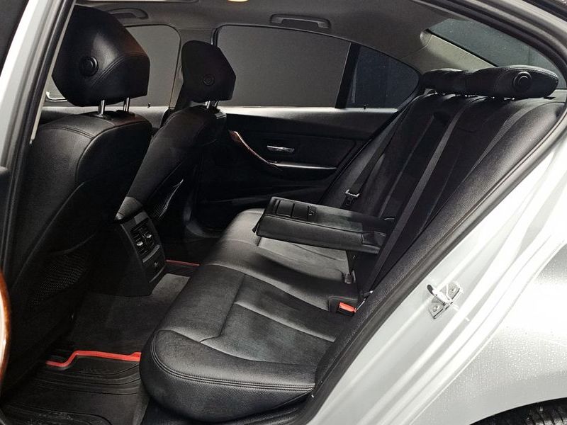 2012 BMW 3 Series 320d photo 12