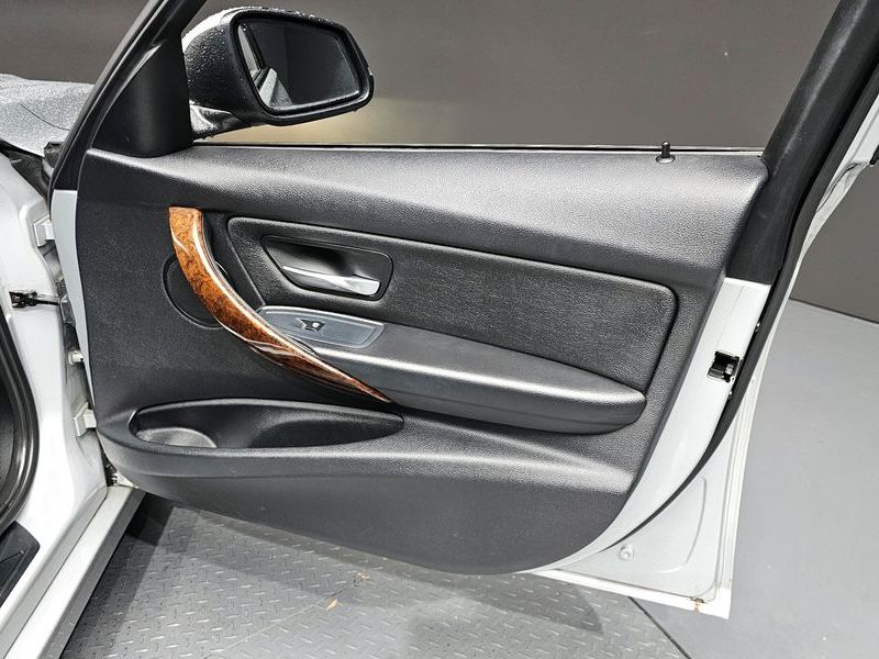 2012 BMW 3 Series 320d photo 24