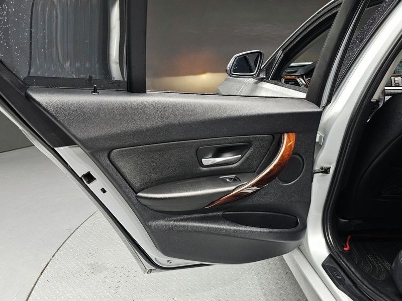 2012 BMW 3 Series 320d photo 25