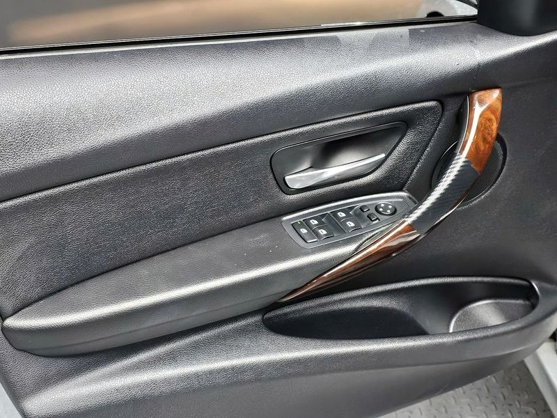 2012 BMW 3 Series 320d photo 27
