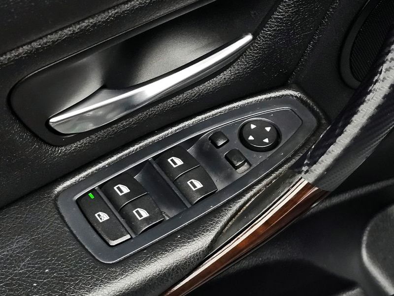 2012 BMW 3 Series 320d photo 29