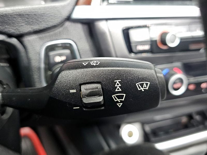 2012 BMW 3 Series 320d photo 30