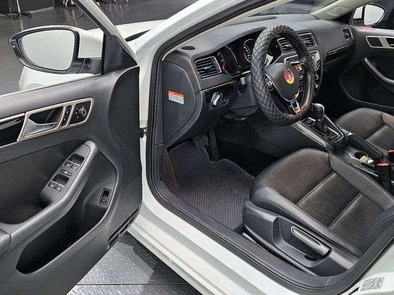 2016 Volkswagen Jetta 2.0 TDI BlueMotion Premium 6th photo 11