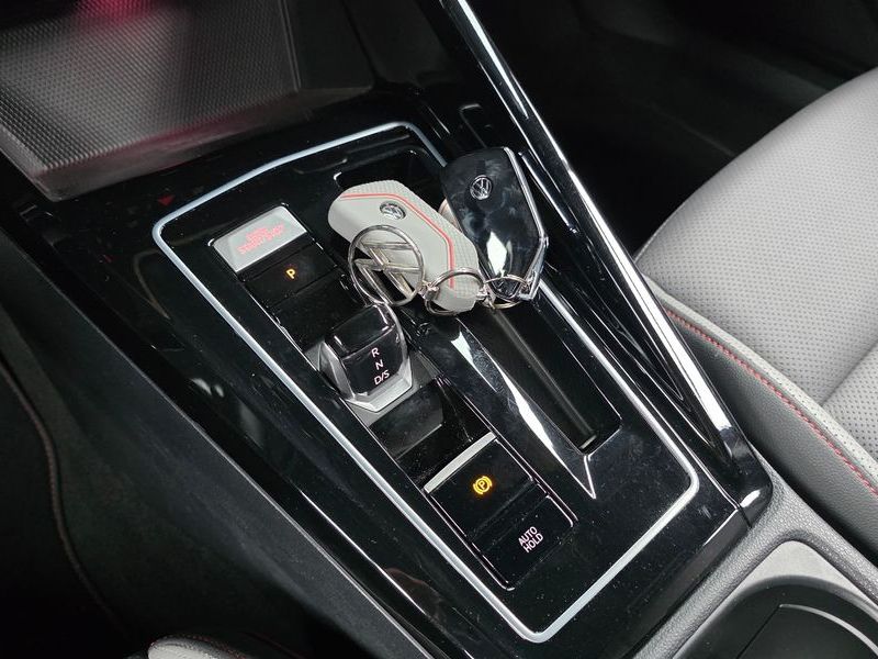 2024 Volkswagen Golf 2.0 GTI photo 9