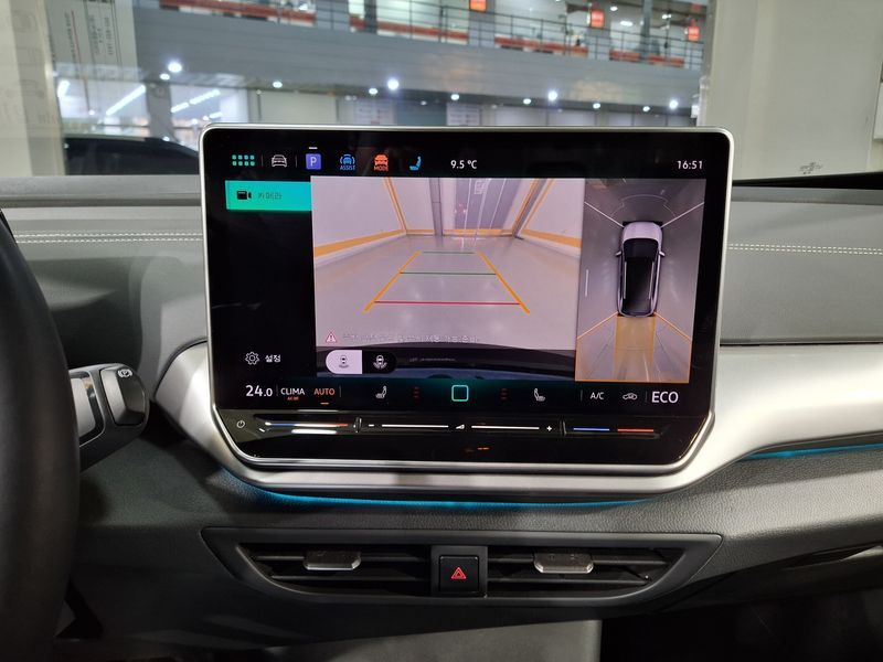 2025 Volkswagen ID.4 Pro photo 9