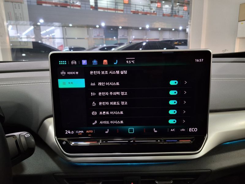 2025 Volkswagen ID.4 Pro photo 12