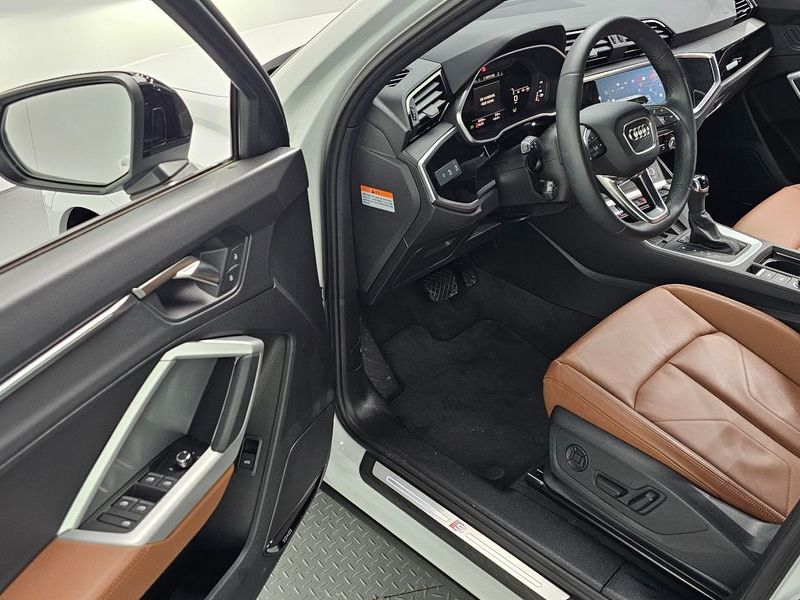 2025 Audi Q3 35 TDI Premium photo 10