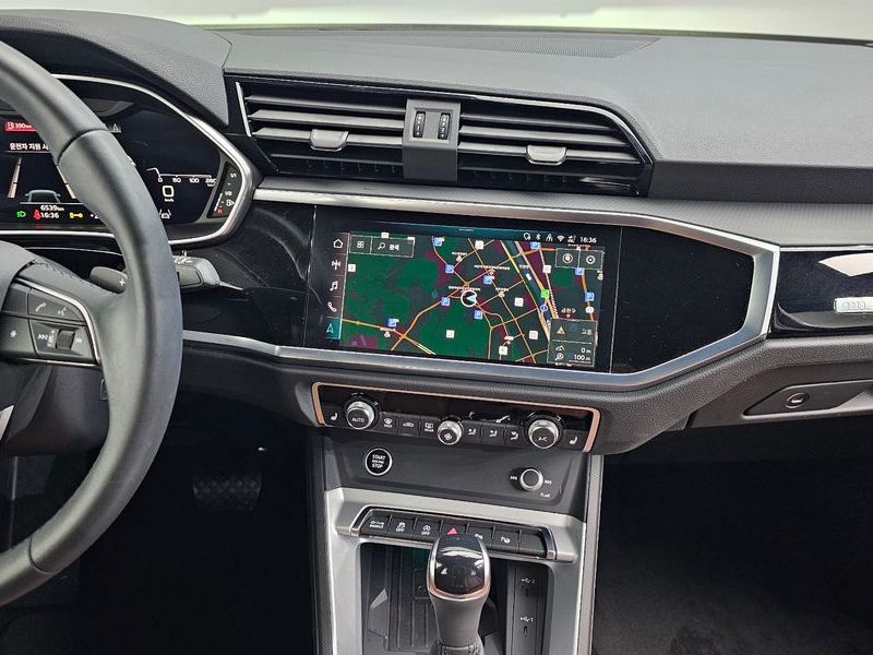 2025 Audi Q3 35 TDI Premium photo 13
