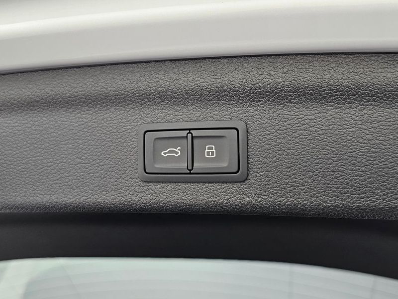 2025 Audi Q3 35 TDI Premium photo 17