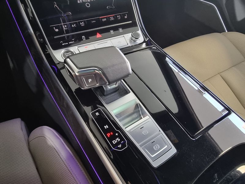 2023 Audi A8 55 TFSI Quattro Premium LWB photo 9