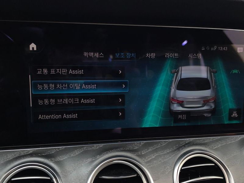 2022 Mercedes-Benz E-Class E350 4MATIC AMG Line photo 17