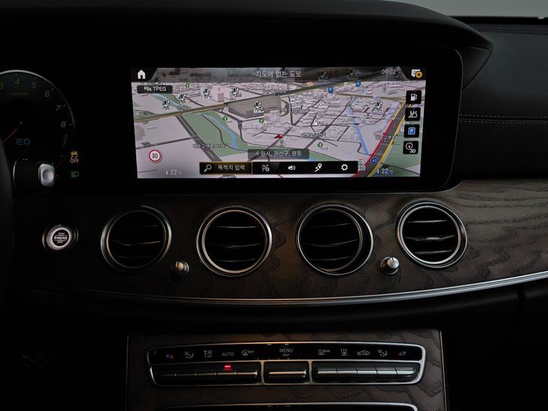 2021 Mercedes-Benz E-Class E300e 4MATIC Exclusive photo 12