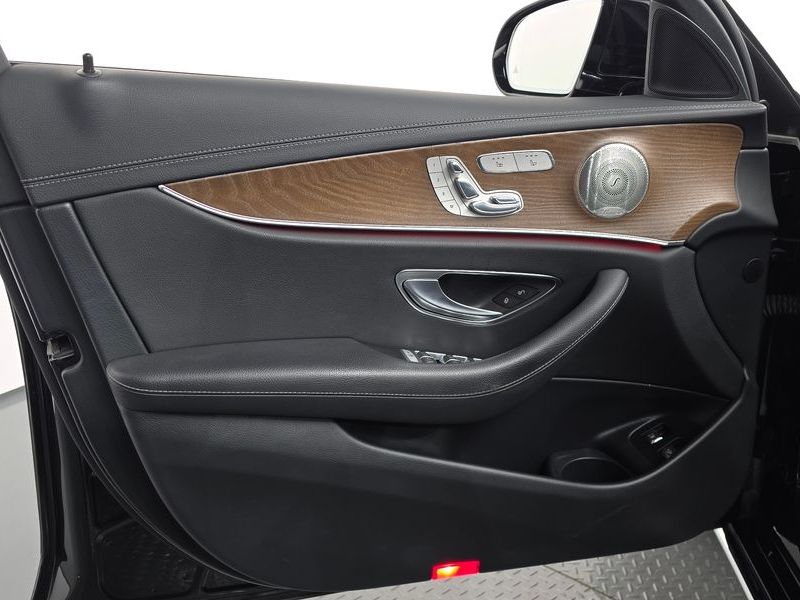 2021 Mercedes-Benz E-Class E300e 4MATIC Exclusive photo 24