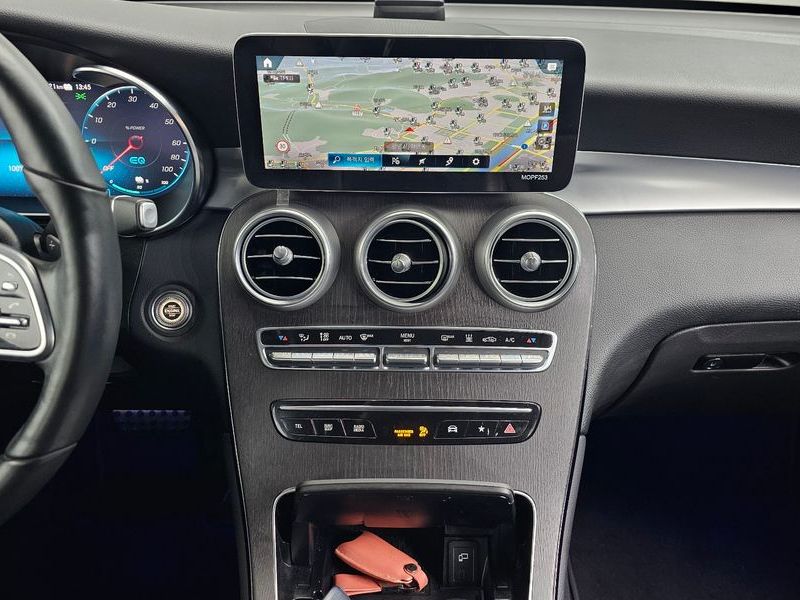 2021 Mercedes-Benz C-Class GLC300e 4MATIC Coupe photo 17