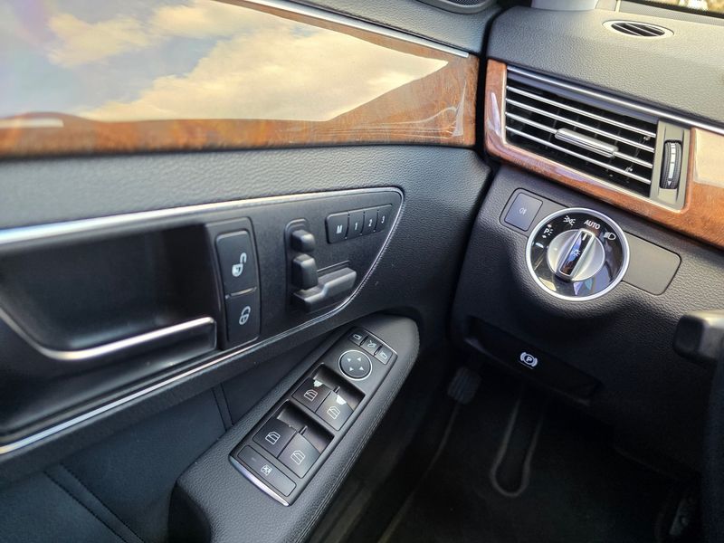 2012 Mercedes-Benz E-Class E300 Elegance photo 8