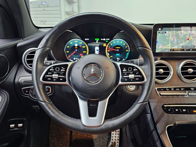 2022 Mercedes-Benz C-Class GLC300e 4MATIC Coupe photo 13