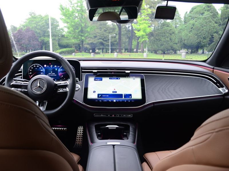 2026 Mercedes-Benz E-Class E200 AMG Line photo 7