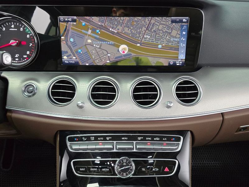 2018 Mercedes-Benz E-Class E200 Avantgarde photo 16