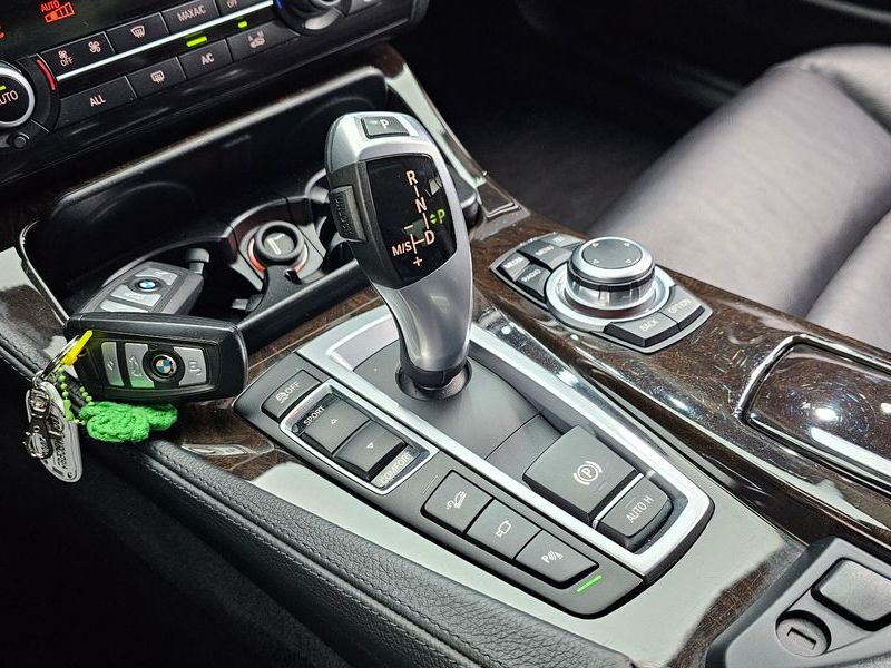 2013 BMW 5 Series 528i xDrive photo 9