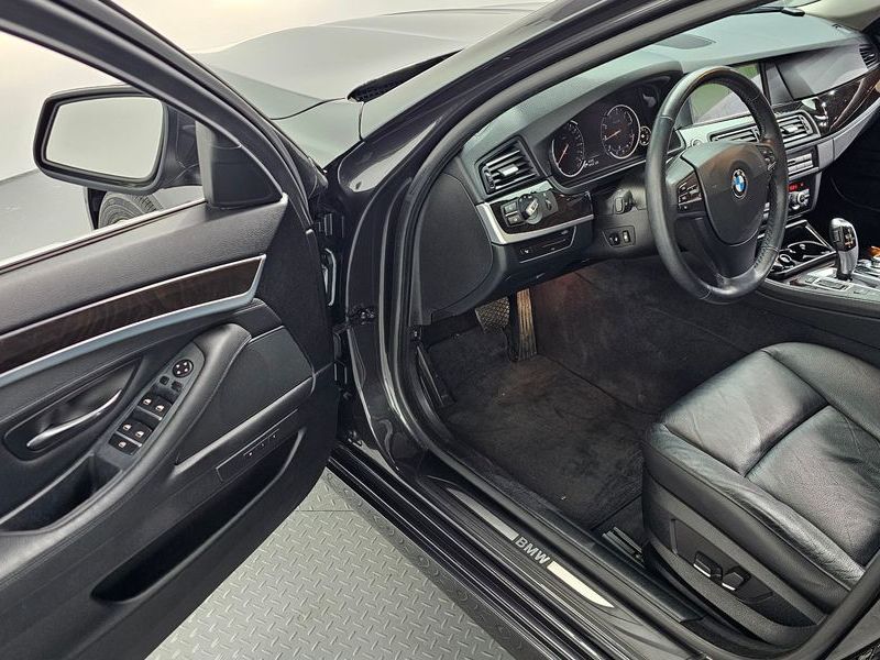 2013 BMW 5 Series 528i xDrive photo 11
