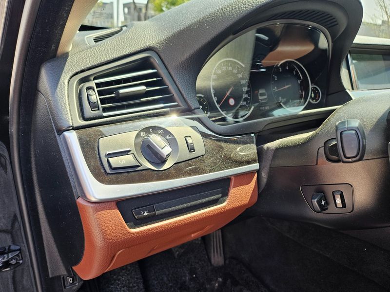 2014 BMW 5 Series 528i xDrive photo 13