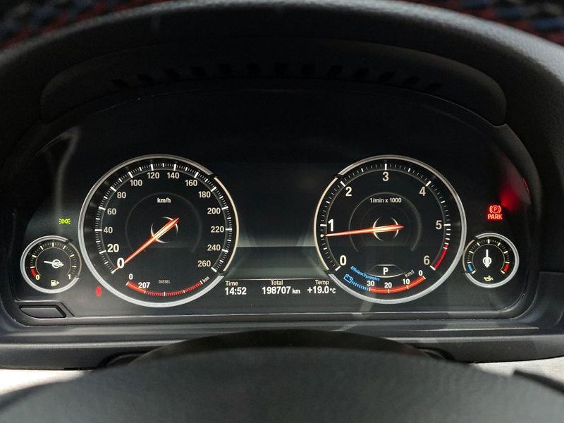 2013 BMW 5 Series 520d photo 8